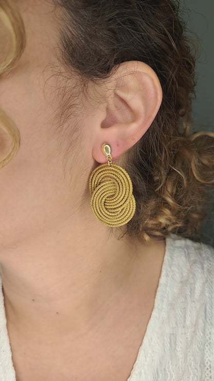 Orecchini a grandi spirali intrecciate in Capim Dourado