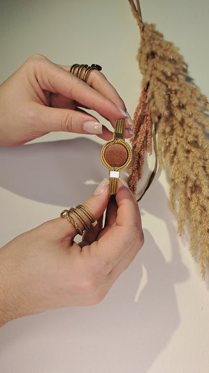 Pulseira de Capim Dourado, joia artesanal do Brasil, com pedra redonda vermelho terracota