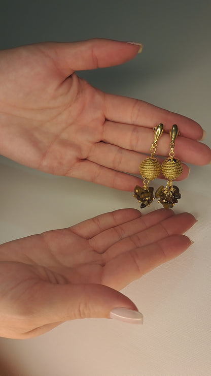 Orecchini a sfera intrecciata in Capim Dourado e pietra bruna