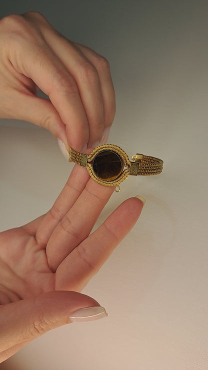 Armband van Capim Dourado (of Braziliaans plantaardig goud) met een ronde, bruine natuursteen