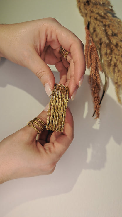 Brazalete tipo manchette con trenzado cruzado en capim dourado, oro vegetal de Brasil