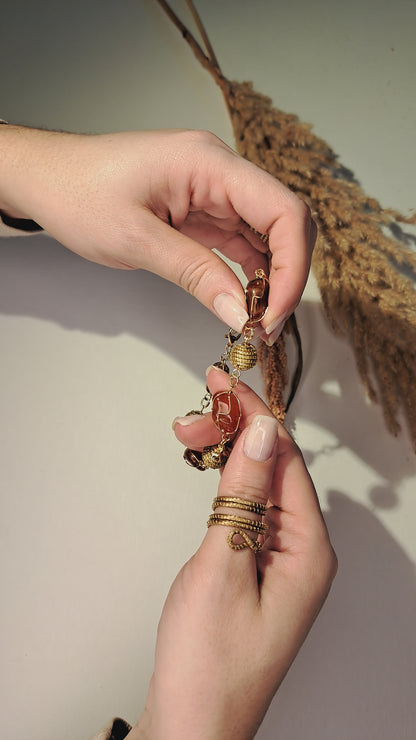 Pulsera de piedras rojas y bolas trenzadas de Capim Dourado, joya artesanal de Brasil