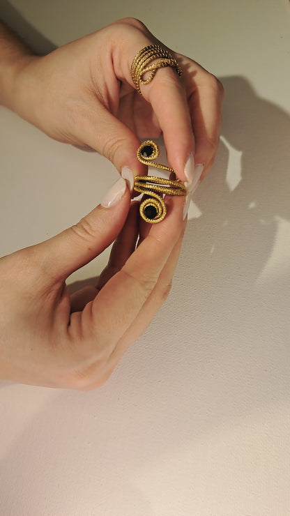 Anello aperto in Capim Dourado (oro vegetale) con due pietre nere, gioiello artigianale del Brasile