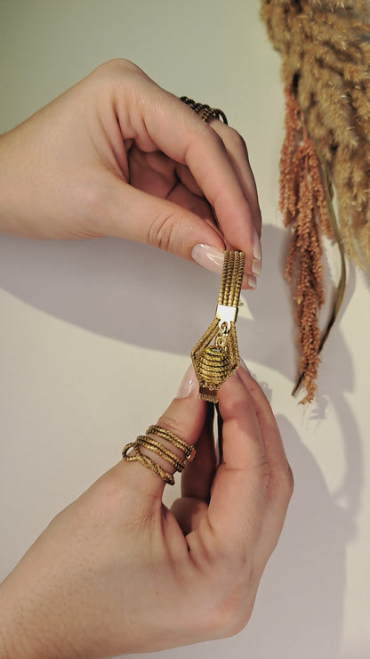 Pulseira com padrão de losangos e esfera trançada em Capim Dourado, o ouro vegetal do Brasil