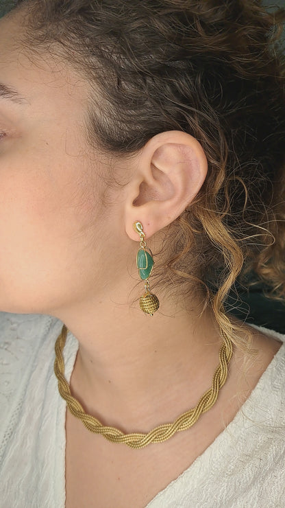 Brincos com aventurina verde e esfera trançada em Capim Dourado