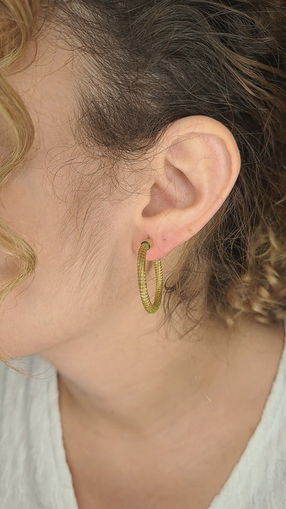Orecchini a cerchio in Capim Dourado, leggeri e naturalmente dorati