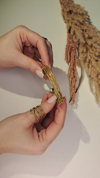 Pulsera fina con trenza central de Capim Dourado, oro vegetal artesanal de Brasil