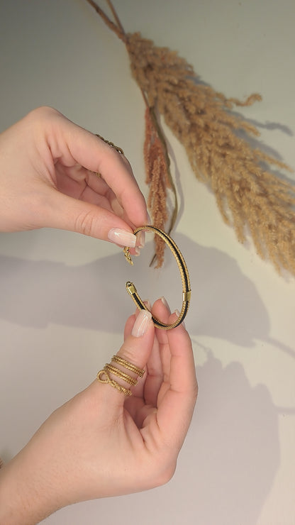 Pulseira fina bicolor preta e dourada em Capim Dourado, o ouro vegetal do Brasil