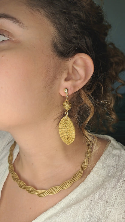 Oorbellen met gevlochten bol en blaadje van Capim Dourado