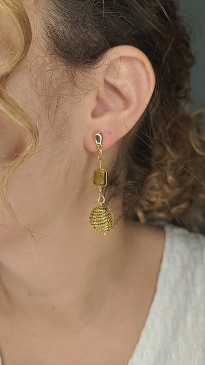 Pendientes de bola trenzada en Capim Dourado y piedra marrón natural, joya artesanal de Brasil