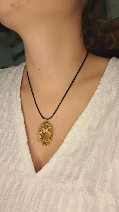 Colar de Capim Dourado (ouro vegetal do Brasil), pingente de infinito com espiral dupla, cordão preto ajustável