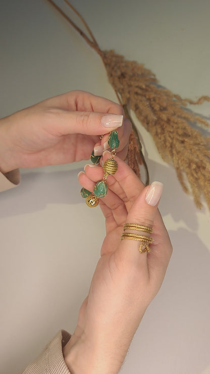 Bracciale con pietre naturali verdi e sfere intrecciate in Capim Dourado, gioiello artigianale