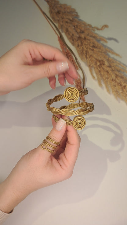 Pulsera tipo brazalete trenzado de Capim Dourado, oro vegetal de Brasil
