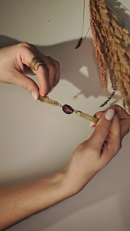 Pulseira de capim-dourado com pedra violeta, joia artesanal brasileira