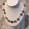 Collier artisanal en capim dourado, l’or végétal du Brésil