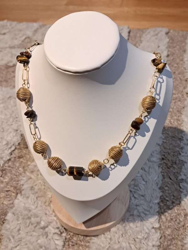 Collier artisanal en capim dourado, l’or végétal du Brésil