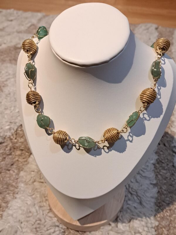 Collier artisanal en capim dourado, l’or végétal du Brésil