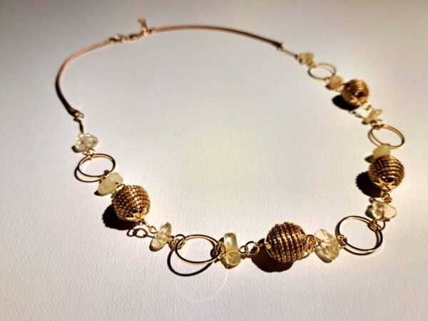 Collier artisanal en capim dourado, l’or végétal du Brésil