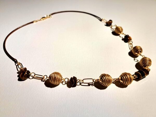 Collier artisanal en capim dourado, l’or végétal du Brésil