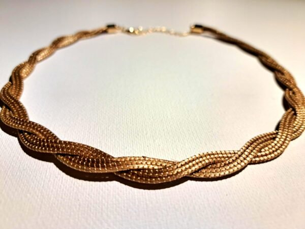 Collier artisanal en capim dourado, l’or végétal du Brésil