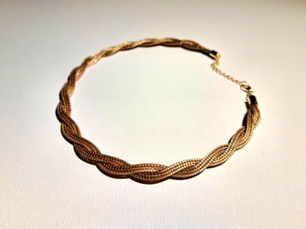 Collier artisanal en capim dourado, l’or végétal du Brésil