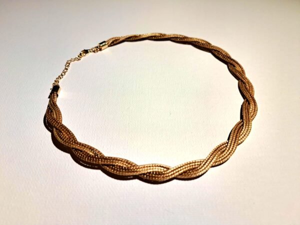 Collier artisanal en capim dourado, l’or végétal du Brésil