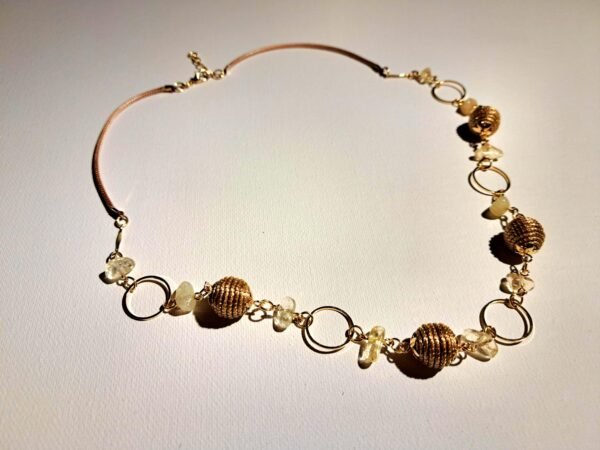 Collier artisanal en capim dourado, l’or végétal du Brésil
