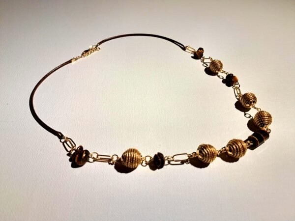 Collier artisanal en capim dourado, l’or végétal du Brésil