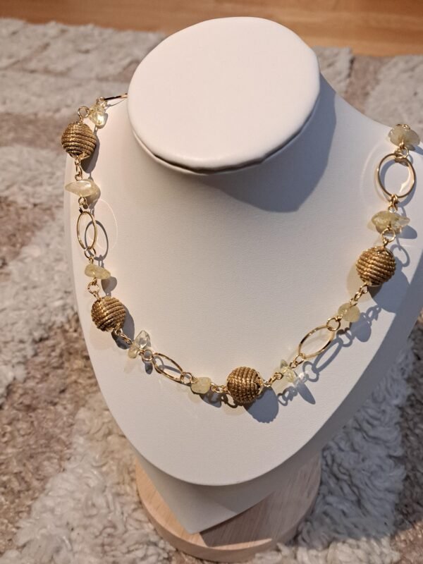 Collier artisanal en capim dourado, l’or végétal du Brésil