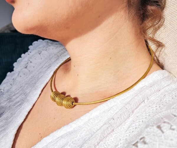 Collier artisanal en capim dourado, l’or végétal du Brésil