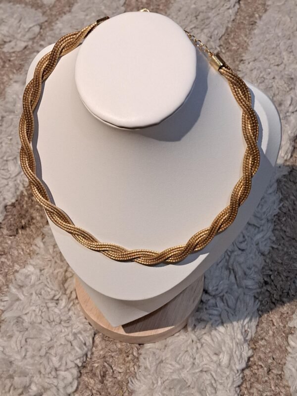 Collier artisanal en capim dourado, l’or végétal du Brésil