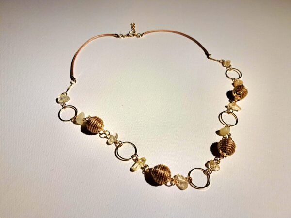 Collier artisanal en capim dourado, l’or végétal du Brésil