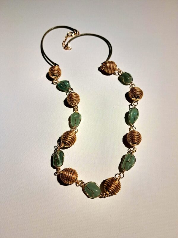 Collier artisanal en capim dourado, l’or végétal du Brésil