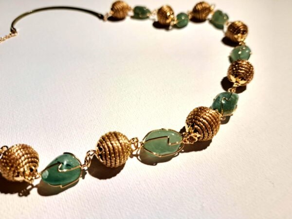 Collier artisanal en capim dourado, l’or végétal du Brésil