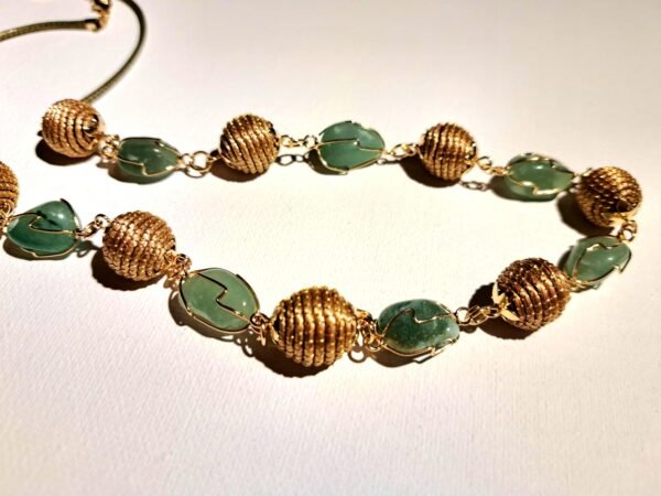 Collier artisanal en capim dourado, l’or végétal du Brésil