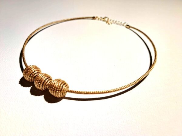 Collier artisanal en capim dourado, l’or végétal du Brésil
