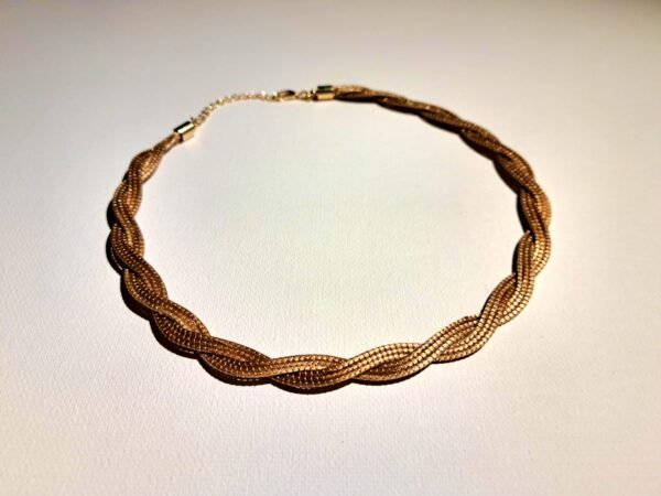 Collier artisanal en capim dourado, l’or végétal du Brésil