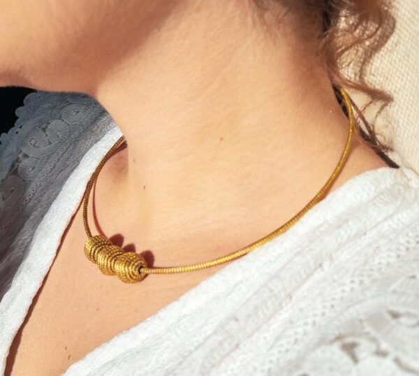 Collier artisanal en capim dourado, l’or végétal du Brésil