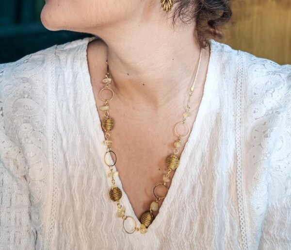 Collier artisanal en capim dourado, l’or végétal du Brésil