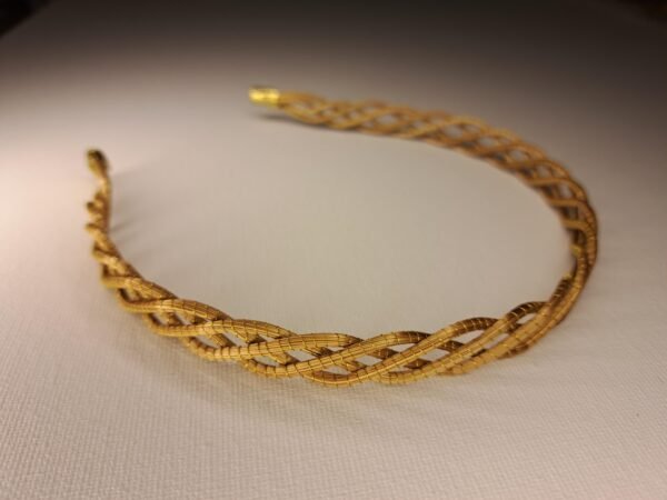 Serre-tête artisanal en capim dourado, l’or végétal du Brésil