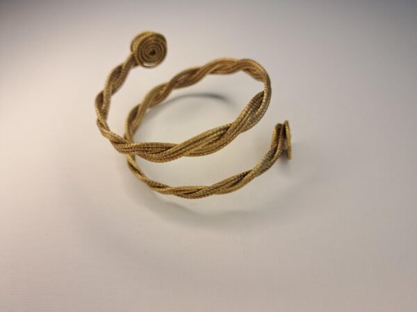 Bracelet artisanal en capim dourado, l’or végétal du Brésil