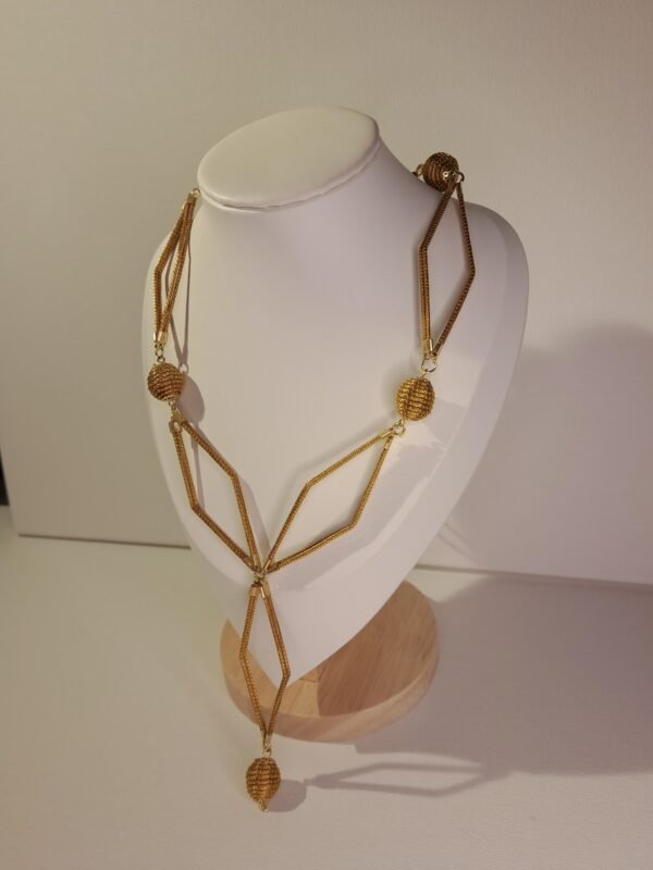 Collier artisanal en capim dourado, l’or végétal du Brésil