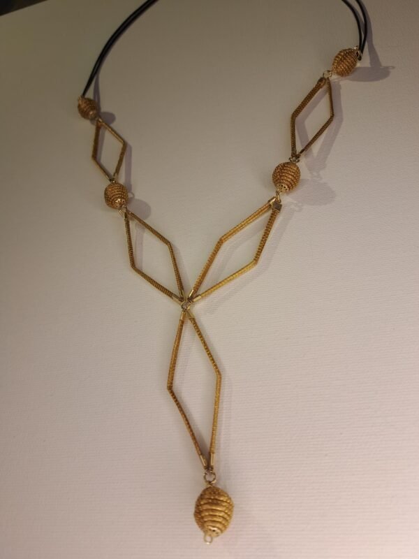 Collier artisanal en capim dourado, l’or végétal du Brésil