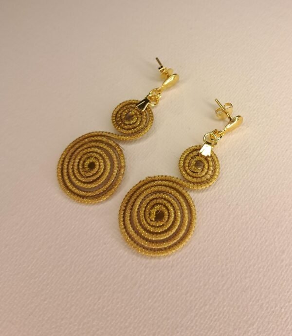 Boucles d'oreilles artisanales en capim dourado, l’or végétal du Brésil