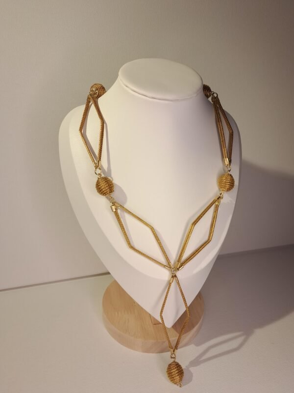 Collier artisanal en capim dourado, l’or végétal du Brésil