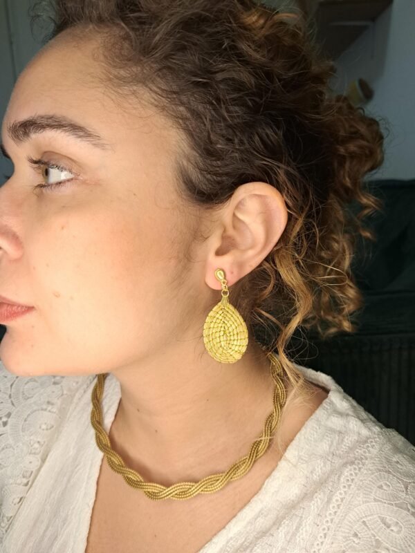 Boucles d'oreilles artisanales en capim dourado, l’or végétal du Brésil