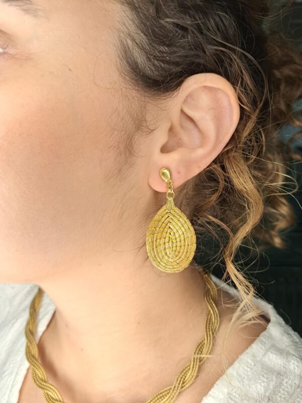 Boucles d'oreilles artisanales en capim dourado, l’or végétal du Brésil